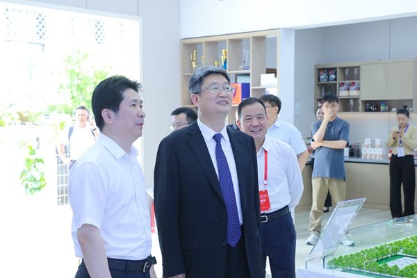 8.中國安徽省人民政府副省長孫勇參觀海螺屋1 8.中國安徽省人民政府副省長孫勇參觀海螺屋1