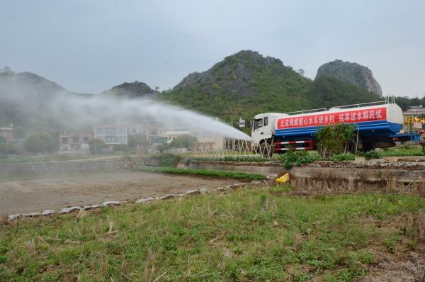 北流海螺開展愛心水車進鄉村活動,幫助群眾澆灌土地_副本 北流海螺開展愛心水車進鄉村活動,幫助群眾澆灌土地_副本