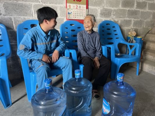 凌云通鴻為廠區周邊高齡老人送去飲用水_副本 凌云通鴻為廠區周邊高齡老人送去飲用水_副本