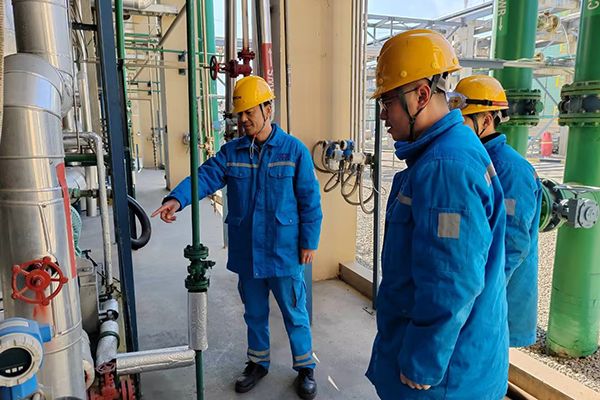 2.蔡總在廠區(qū)指導(dǎo)工作400600 2.蔡總在廠區(qū)指導(dǎo)工作400600