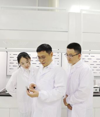 2.楊樹全在指導開展生物質熱裂解及成型實驗